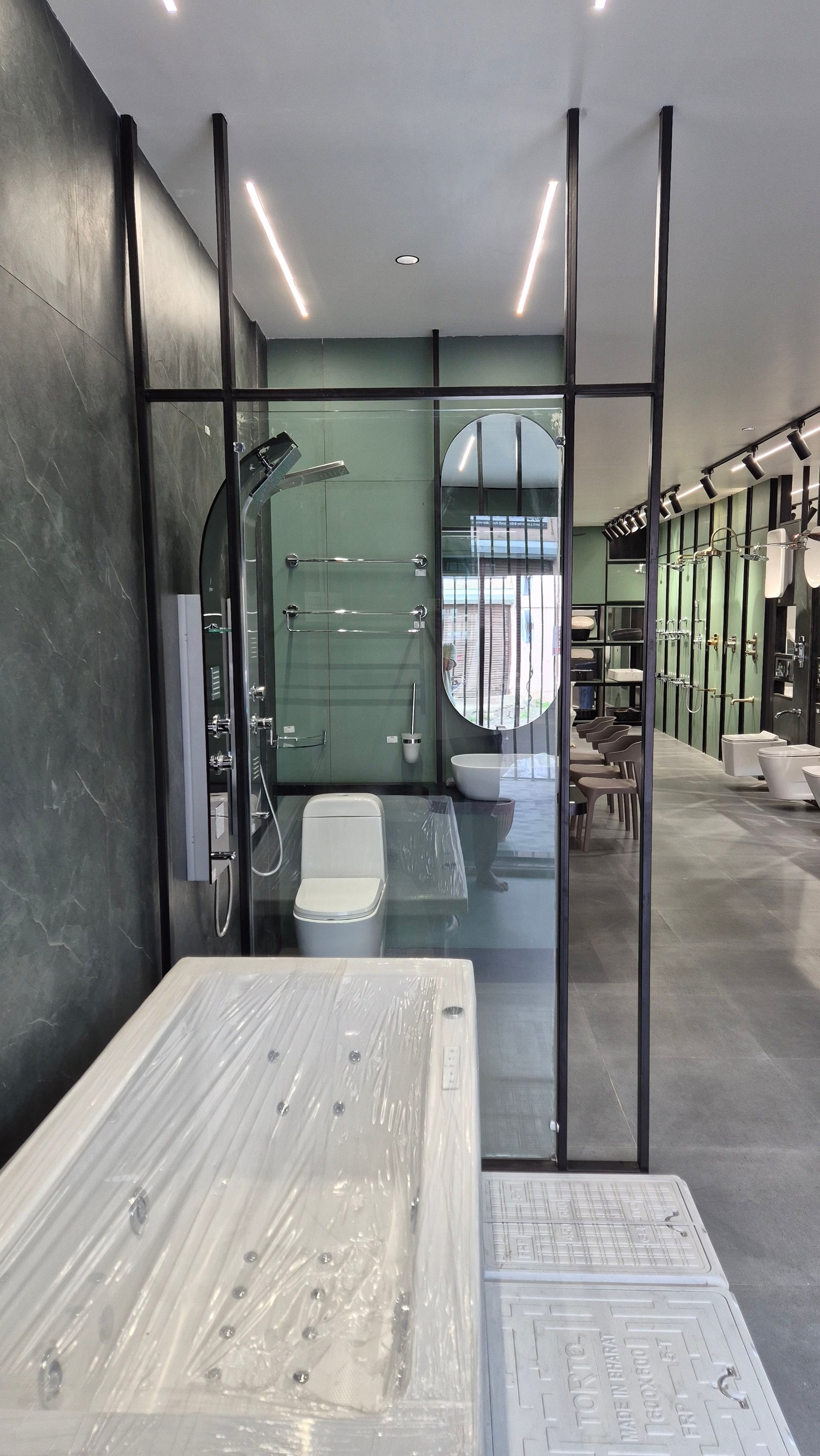 Om Traders Showroom 2