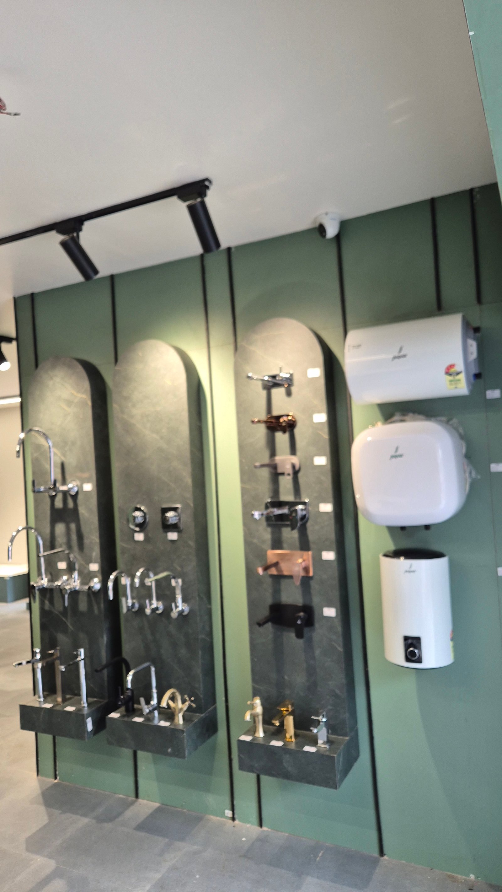 Om Traders Showroom 3