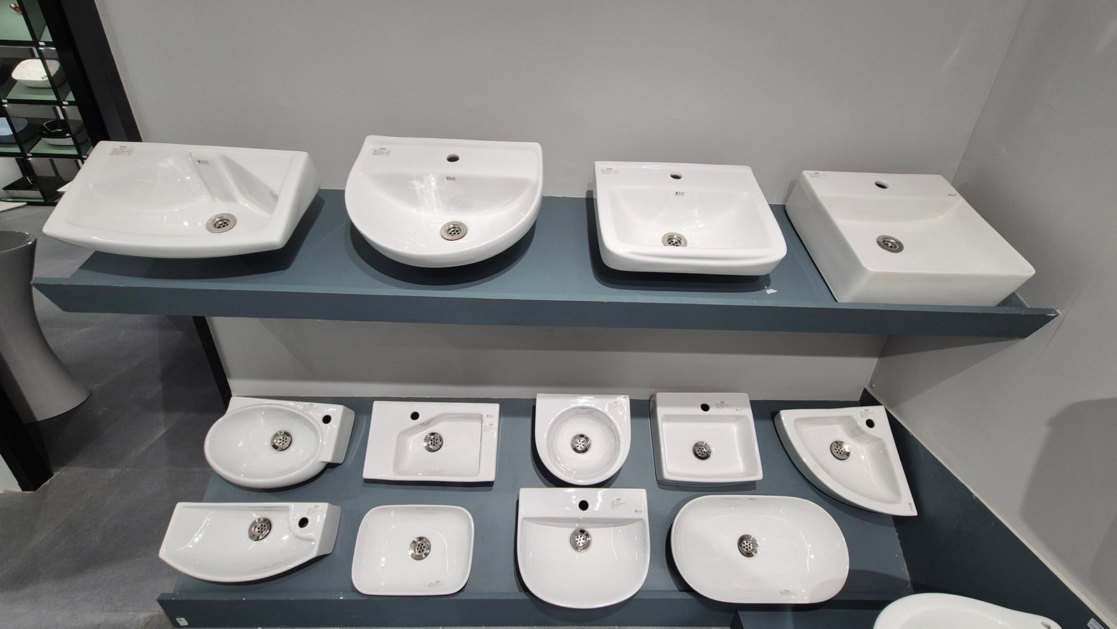 Om Traders Showroom 8